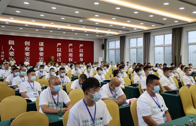 中組部、農(nóng)業(yè)農(nóng)村部農(nóng)村實用人才帶頭人和到村任職、按照大學生村官管理的選調(diào)生培訓班（鄉(xiāng)村發(fā)展與治理）在大梨樹村基地開班